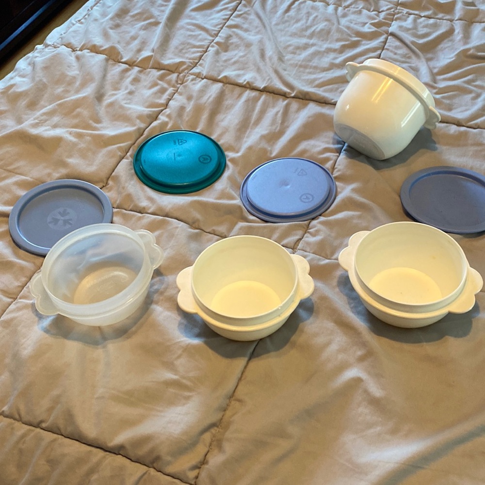 Tupperware Small Bowls w/lids
